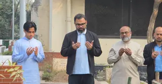 বাবা-মায়ের কবর জিয়ারত করে ঢাকা-১৬ আসনে আমিনুলের প্রচারণা শুরু